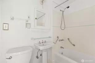 2717 Franklin Ave E, Seattle, WA 98102 - Photo 19