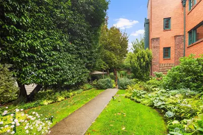2717 Franklin Avenue E #102, Seattle, WA 98102 - Photo 27