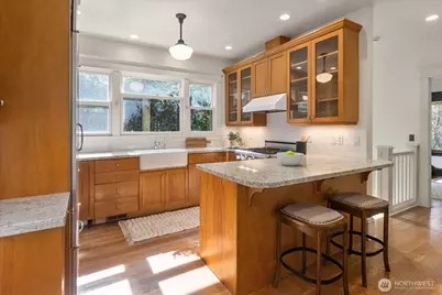 4918 Greenwood Avenue N, Seattle, WA 98103 - Photo 5