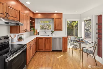 7812 Stone Avenue N, Seattle, WA 98103 - Photo 7