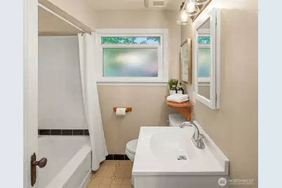 7812 Stone Avenue N, Seattle, WA 98103 - Photo 11