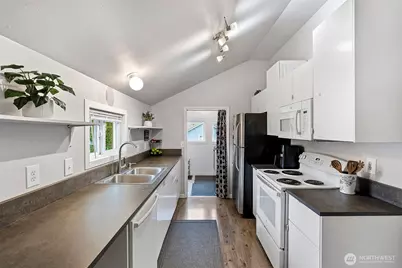 3018 Hollywood Avenue NE, Bremerton, WA 98310 - Photo 7