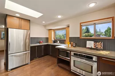 11704 Palatine Avenue N, Seattle, WA 98133 - Photo 13