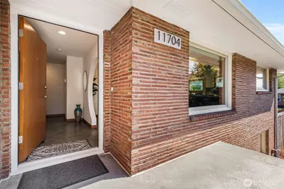 11704 Palatine Avenue N, Seattle, WA 98133 - Photo 3