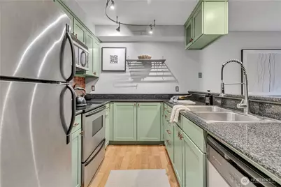 952 N 35th Street #102, Seattle, WA 98103 - Photo 15