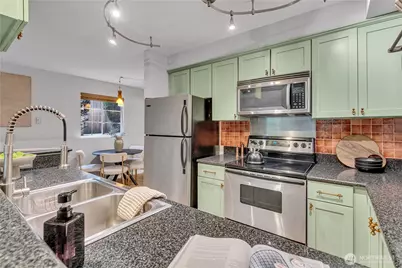952 N 35th Street #102, Seattle, WA 98103 - Photo 13