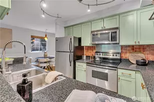 952 N 35th St, Seattle, WA 98103 - Photo 13
