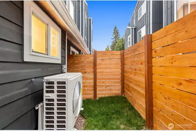 13321 3rd Avenue NE #D, Seattle, WA 98125 - Photo 33