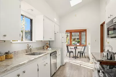 5208 36th Avenue NE, Seattle, WA 98105 - Photo 13