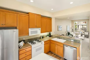 1387 Huckleberry Cir, Issaquah, WA 98029 - Photo 11