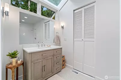 11037 Sand Point Way NE, Seattle, WA 98125 - Photo 17