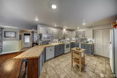 207 Seattle Street W, Rainier, WA 98576 - Photo 7