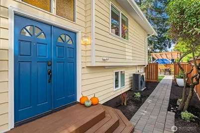 6723 Dibble Avenue NW, Seattle, WA 98117 - Photo 3