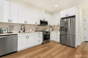 338 NE 90th St, Seattle, WA 98115 - Photo 9