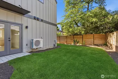 10330 B Ashworth Avenue N, Seattle, WA 98133 - Photo 23