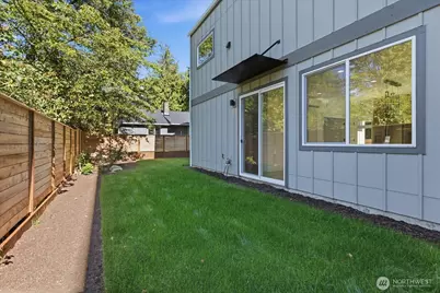 10330 B Ashworth Avenue N, Seattle, WA 98133 - Photo 25