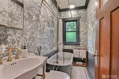 4006 Corliss Avenue N, Seattle, WA 98103 - Photo 9