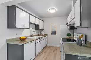 8747 Phinney Ave N, Seattle, WA 98103 - Photo 13