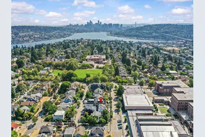 4326 Woodlawn Avenue N #B, Seattle, WA 98103 - Photo 3