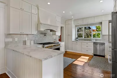 4106 Burke Avenue N, Seattle, WA 98103 - Photo 9