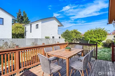 910 NE 113th Street, Seattle, WA 98125 - Photo 3