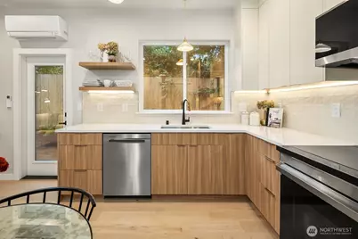 10041 38th Avenue NE, Seattle, WA 98125 - Photo 9
