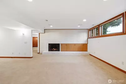 9600 Hilltop Road, Bellevue, WA 98004 - Photo 17