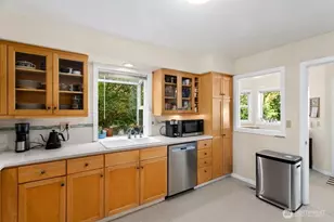 2112 NE 55th St, Seattle, WA 98105 - Photo 9