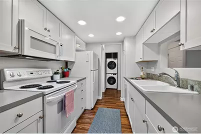 10410 NE 32nd Place #D-104, Bellevue, WA 98004 - Photo 9