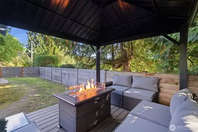 10735 Densmore Avenue N, Seattle, WA 98133 - Photo 29
