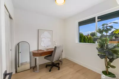 11748 Dayton Avenue N, Seattle, WA 98133 - Photo 5