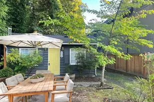 2727 NE 92nd St, Seattle, WA 98115 - Photo 1