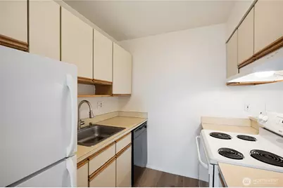709 N 95th St, Seattle, WA 98103 - Photo 9