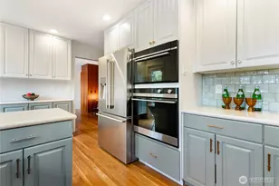9043 Matthews Ave NE, Seattle, WA 98115 - Photo 15