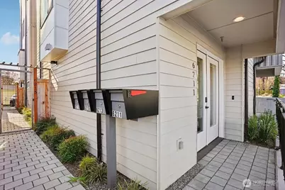 6211 12th Avenue NE, Seattle, WA 98115 - Photo 3