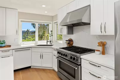 9210 Parkwood Ridge Road, Mercer Island, WA 98040 - Photo 3
