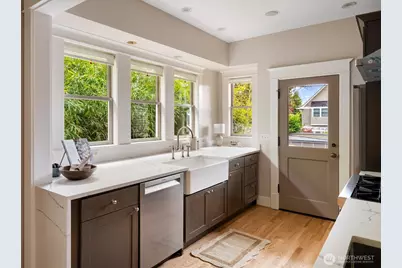 2423 8th Avenue W, Seattle, WA 98119 - Photo 11