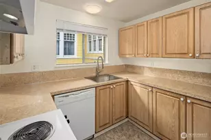 326 NE 50th St, Seattle, WA 98105 - Photo 7