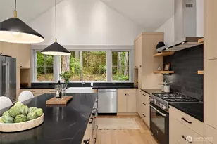7693 NE Beverly Ln, Bainbridge Island, WA 98110 - Photo 7