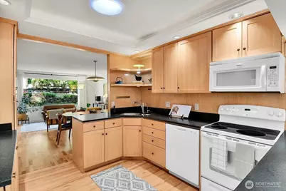 9013 25th Avenue NE, Seattle, WA 98115 - Photo 7