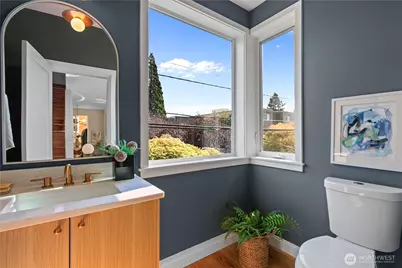 4469 Linden Avenue N, Seattle, WA 98103 - Photo 11