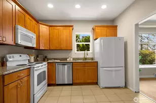 940 N 76th St, Seattle, WA 98103 - Photo 11