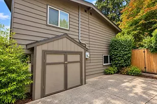 401 109th Ave SE, Bellevue, WA 98004 - Photo 17