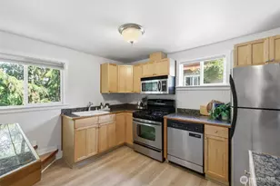 626 W Emerson St, Seattle, WA 98119 - Photo 9