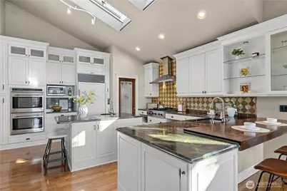 8619 NE 24th Street, Clyde Hill, WA 98004 - Photo 11