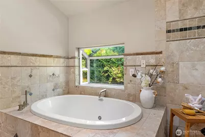 8619 NE 24th Street, Clyde Hill, WA 98004 - Photo 21