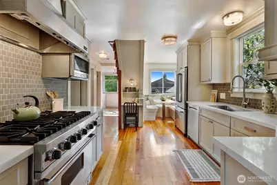919 N 76th Street, Seattle, WA 98103 - Photo 11