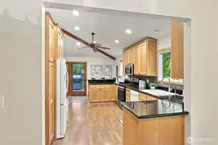 19926 40th Pl NE, Lake Forest Park, WA 98155 - Photo 9