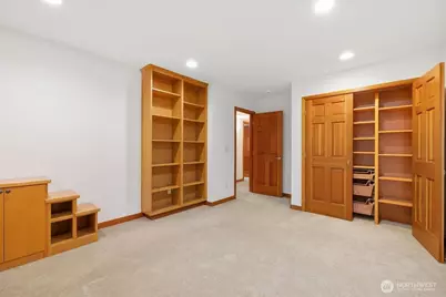 9600 Hilltop Rd, Bellevue, WA 98004 - Photo 23