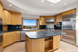 9600 Hilltop Rd, Bellevue, WA 98004 - Photo 7